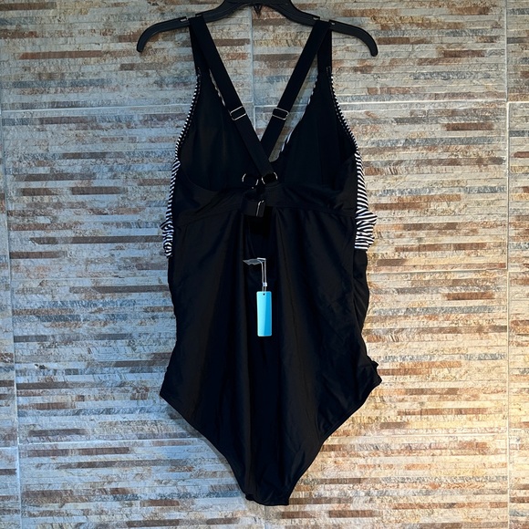 Elegant Black and White Women's One Piece Swimsuit - Picture 4 of 6